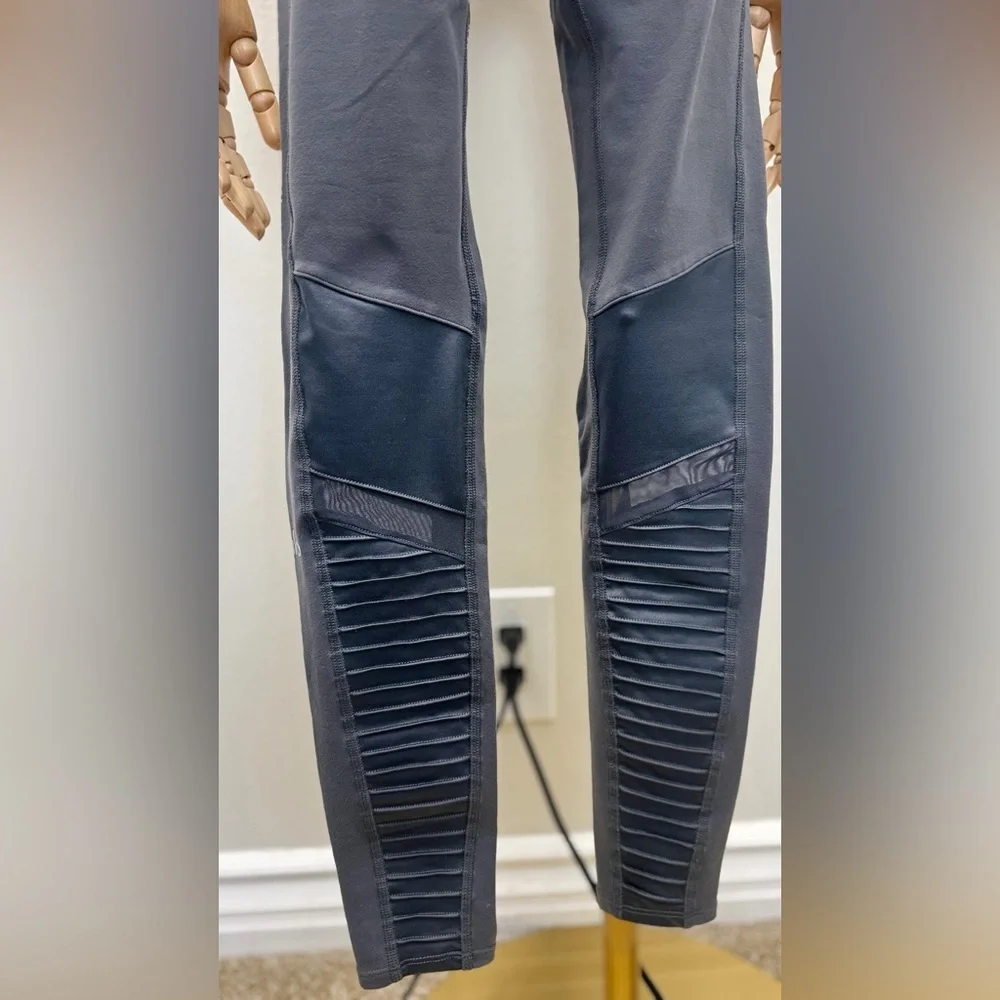 Alo Yoga High-Waisted Mesh Panel Leggings – Size S